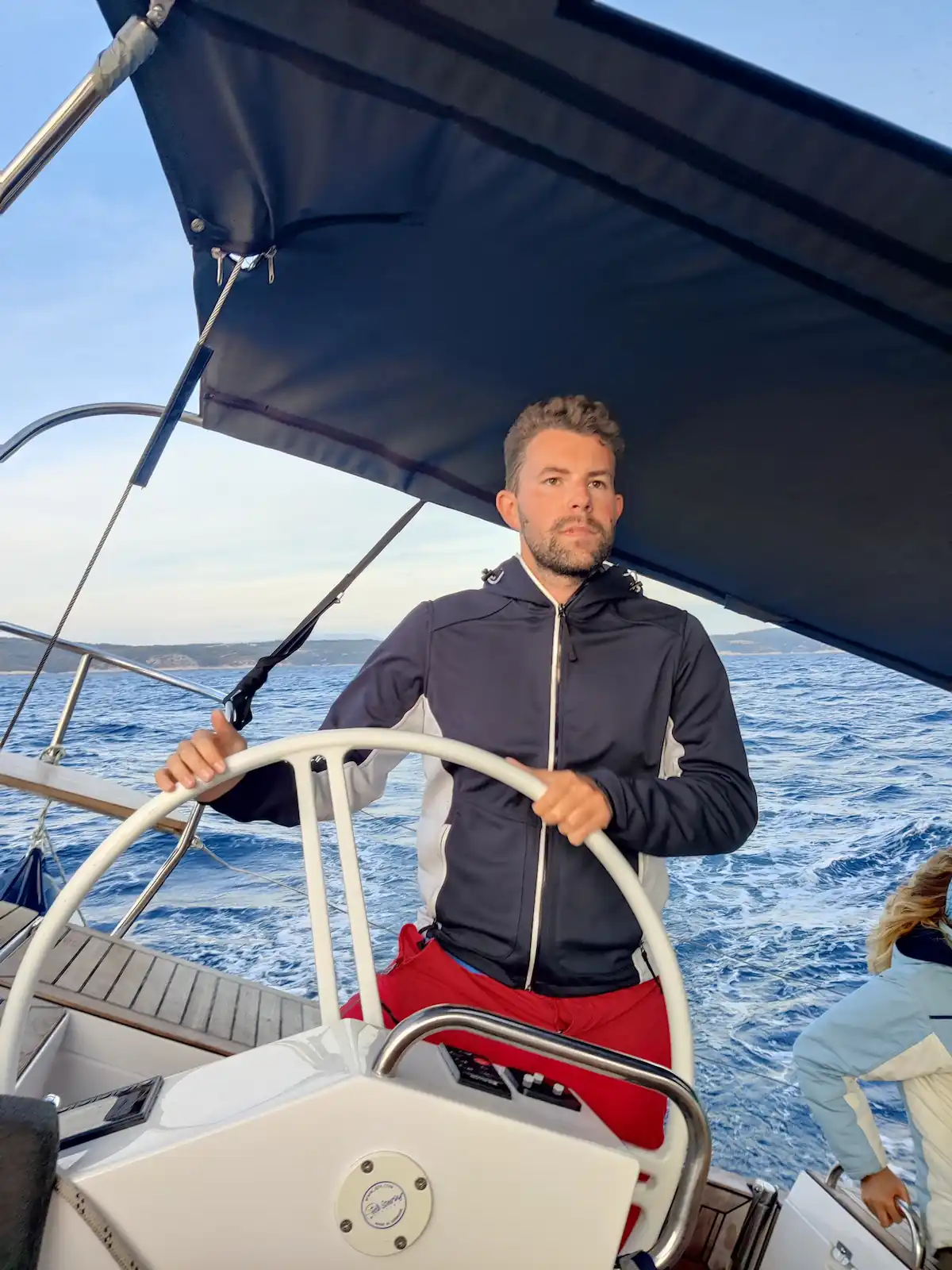 Moritz am Steuer einer Segelyacht mit viel Schräglage auf offener See vor der kroatischen Küste