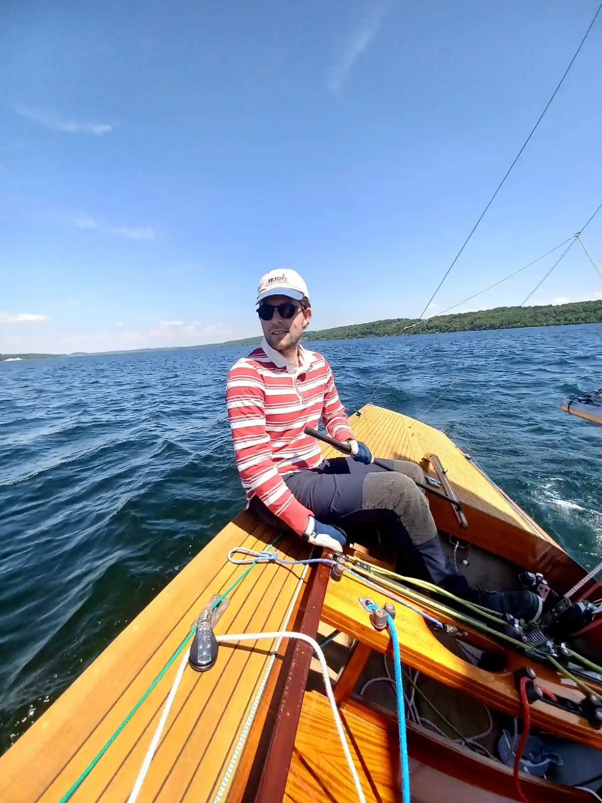 Moritz-beim-sportlichen-Segeln-an-der-Pinne-seines-Drachen