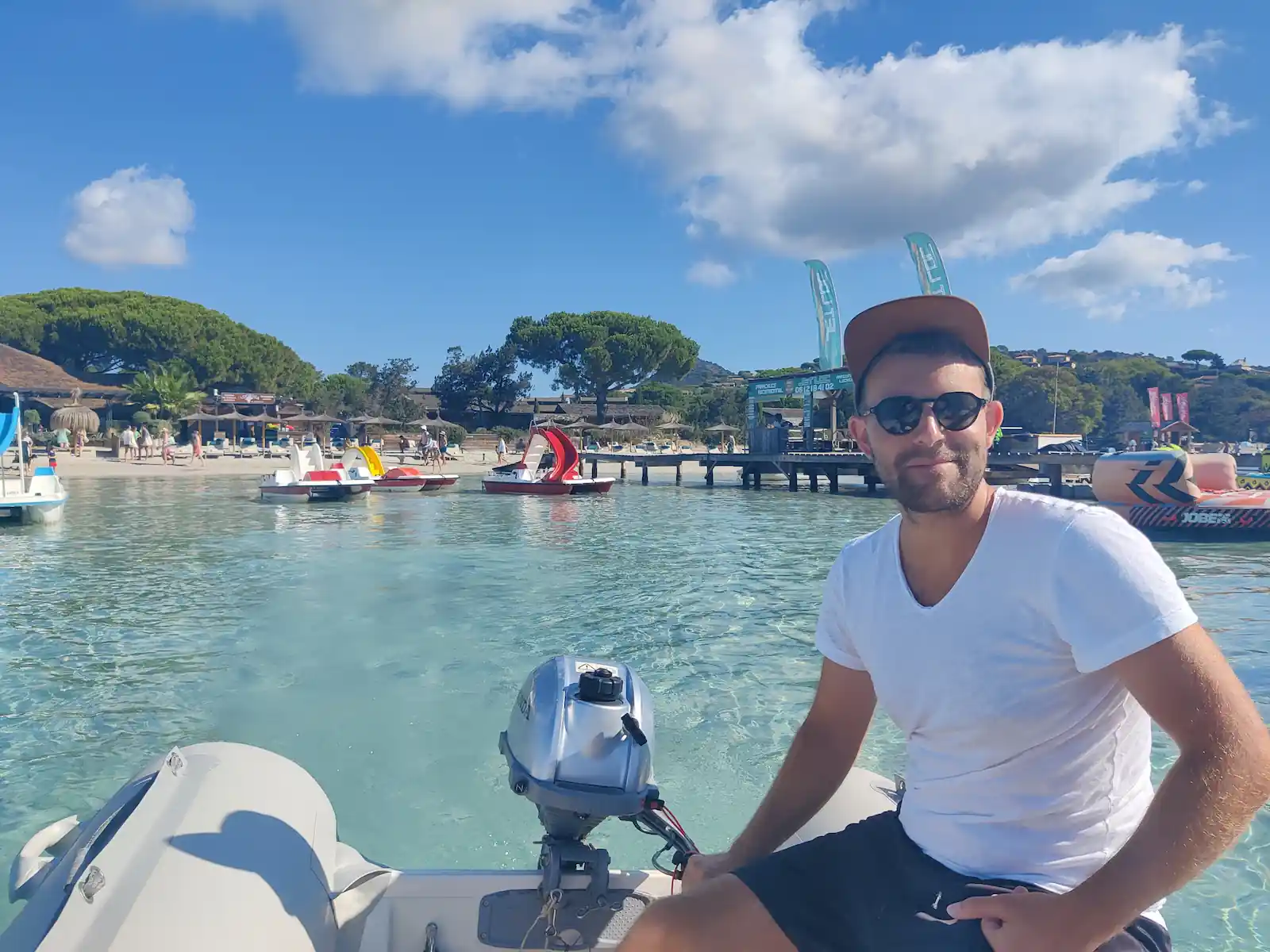 Moritz im Beiboot in einer türkisfarbenen Bucht vor Sardinien