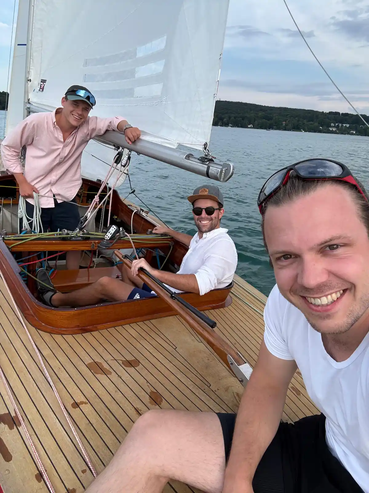 Moritz mit zwei Freunden an Bord seines Drachen auf dem Starnberger See