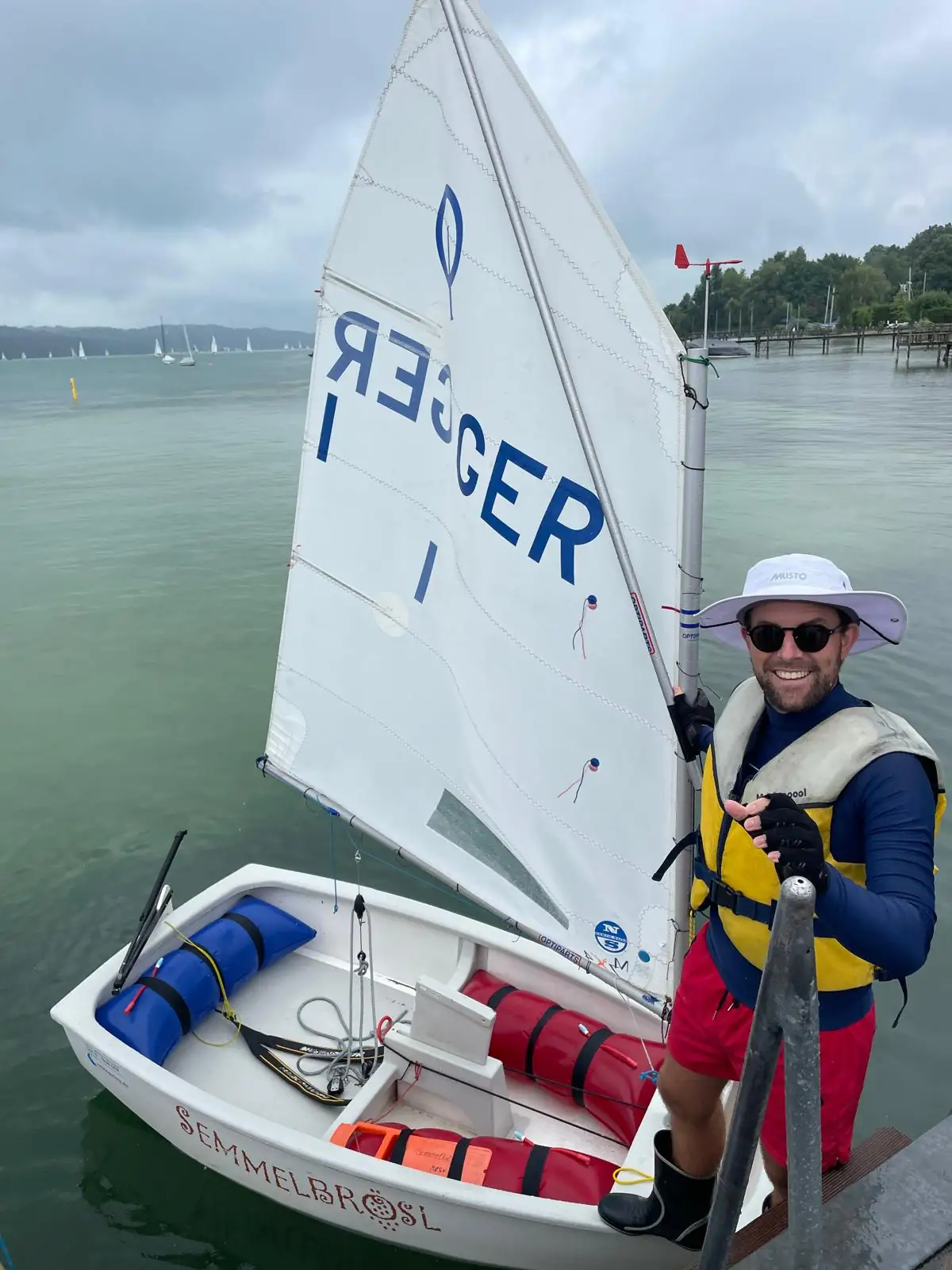 Moritz am Steg mit einem Optimisten beim Opti XXL-Cup auf dem Starnberger See
