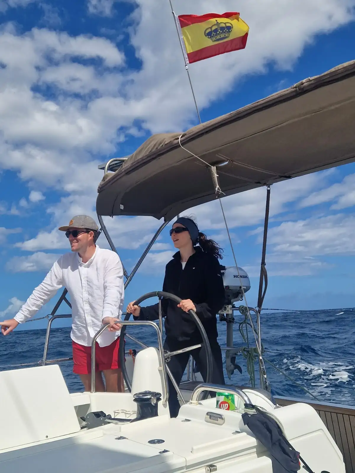 Schülerin am Steuer einer Segelyacht beim SKS-Ausbildungstörn auf den Kanaren mit Moritz