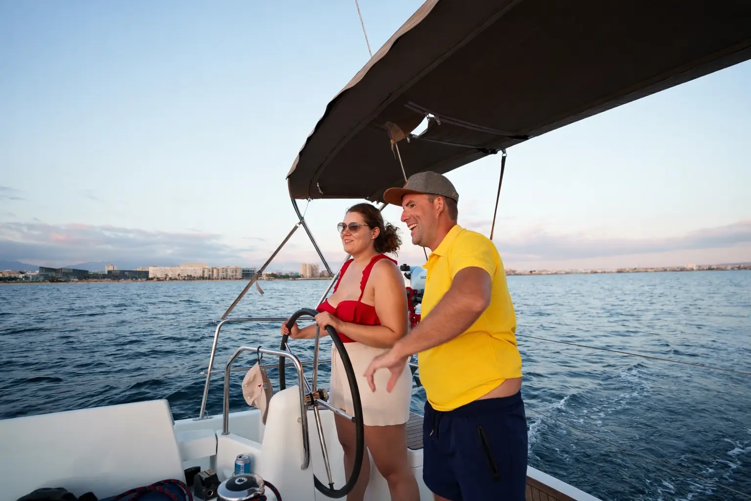 Schülerin am Steuer einer Segelyacht beim Skippertraining mit Moritz