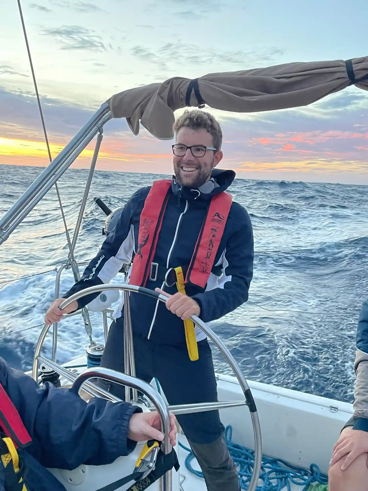 Moritz am Steuer auf offener See beim Skippertraining