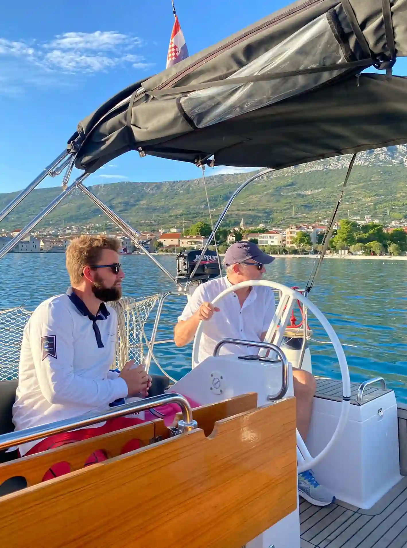 Moritz beim Segelausbildungstörn in Trogir, Kroatien – Schüler am Steuer, Altstadt im Hintergrund