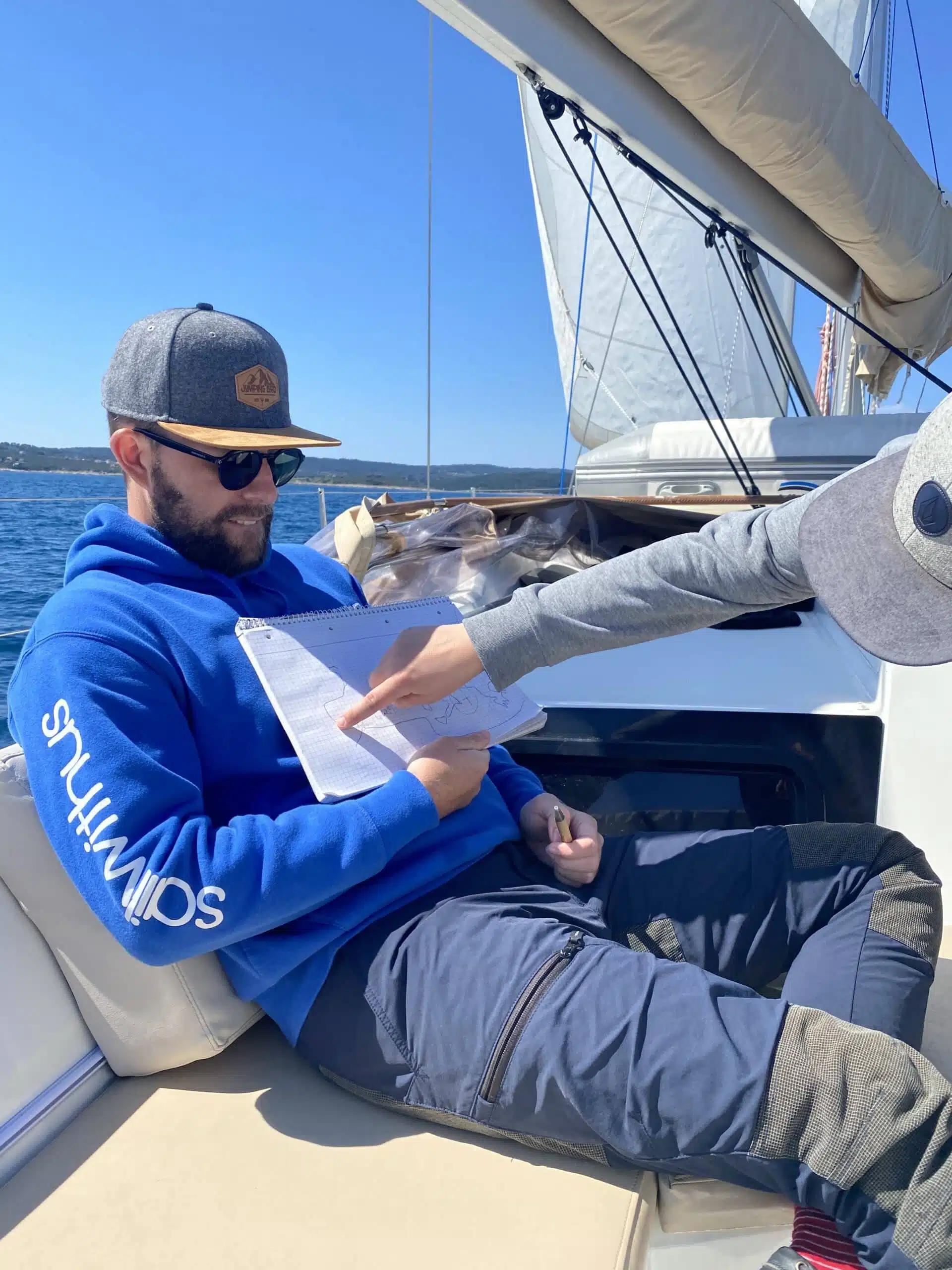 Moritz an Bord beim Segeltraining auf dem Meer bei Wetterkunde